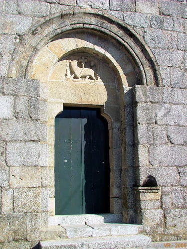 FAFE (Portugal): Entrada da Igreja Românica de Arões de S. Romão (Séc. XIII)