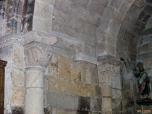 FAFE (Portugal): Detalhe dos capitéis da capela-mor da Igreja Românica de S. Romão de Arões