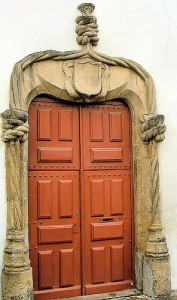 COIMBRA (Portugal): Portal manuelino junto ao edifício do Governo Civil.