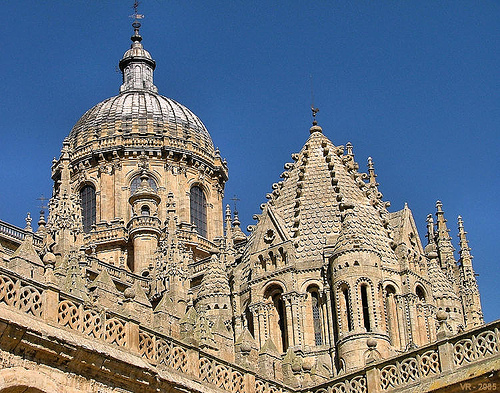 SALAMANCA (Espanha): Exterior do zimbório românico da Catedral Velha de Salamanca, conhecido como a torre do galo.