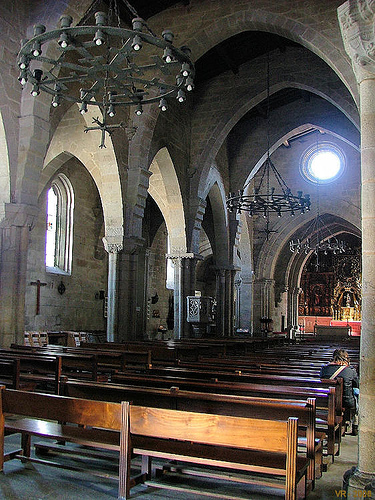 BAIONA (Espanha): Interior da Igreja de Santa Maria de Baiona.