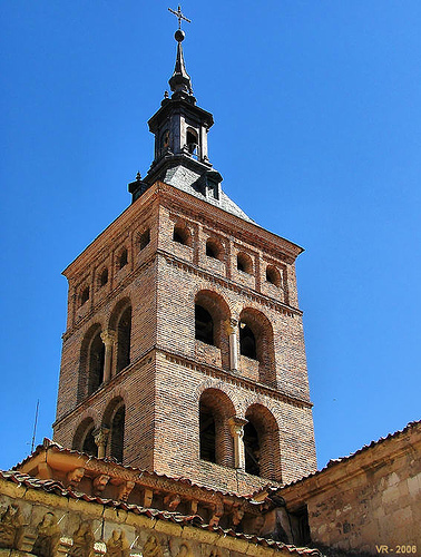 SEGÓVIA (Espanha): Torre do campanário da igreja de San Martin.