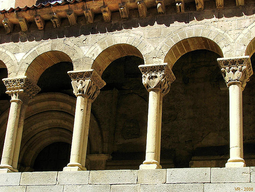SEGÓVIA (Espanha): Capitéis românicos no pórtico da Igreja San Martin (Séc. XII).