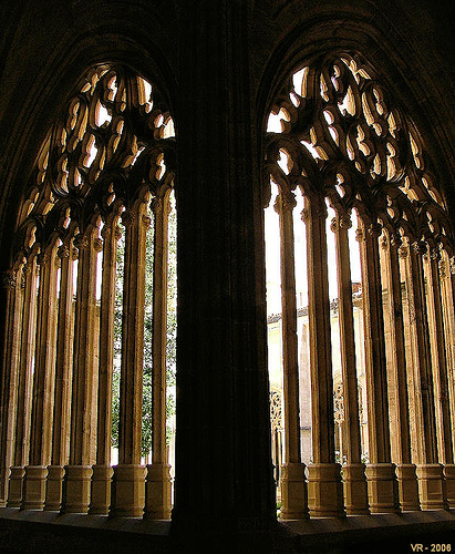 SEGÓVIA (Espanha): Janelas do claustro da catedral.