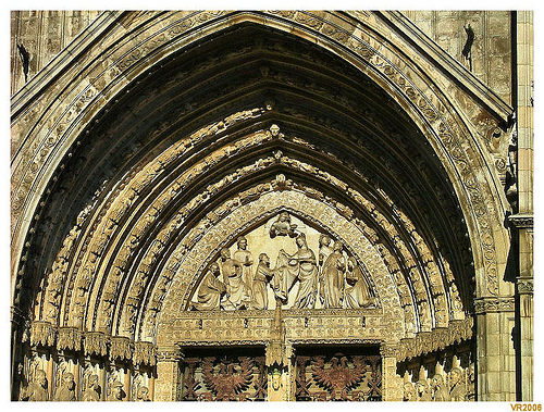 TOLEDO (Espanha): Tímpano da porta do Perdão na catedral.
