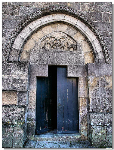 PONTE DA BARCA (Portugal): Porta norte da Igreja de Bravães.