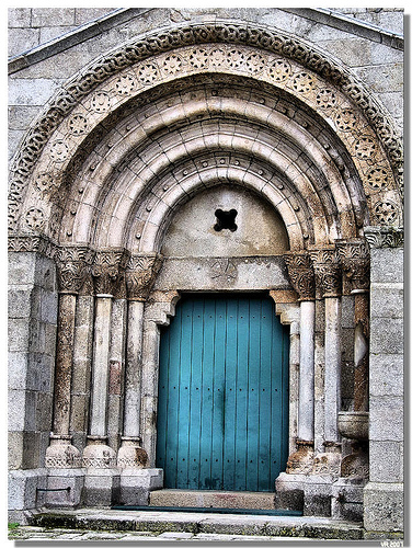 FELGUEIRAS (Portugal): Pórtico principal da Igreja de São Vicente Mártir (matriz de Sousa).