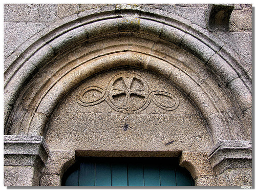 FELGUEIRAS (Portugal): Tímpano da porta sul da Igreja de São Vicente Mártir (matriz de Sousa).