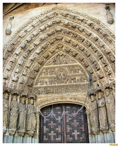ÁVILA (Espanha): Tímpano do portal dos apóstolos da catedral.