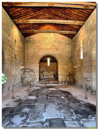 GUIMARÃES (Portugal): Interior da Igreja de São Miguel do Castelo. 