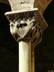 SEGÓVIA (Espanha): Capitéis românicos das colunas do átrio da Igreja San Martin (Séc. XII).
